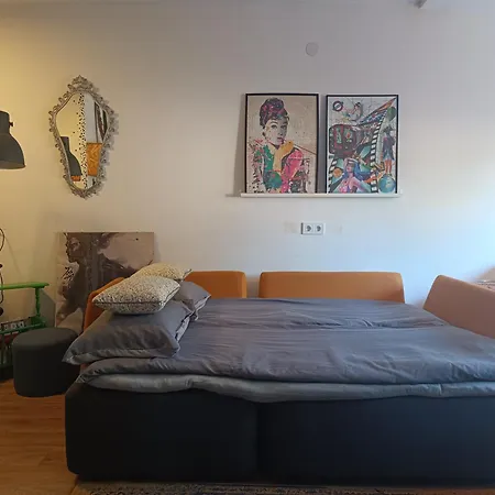 Roxy, 5 Minutes From The Apartment